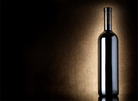 simsearch:400-06766071,k - Wine bottle on a background of old canvas Photographie de stock - Aubaine LD & Abonnement, Code: 400-06457869