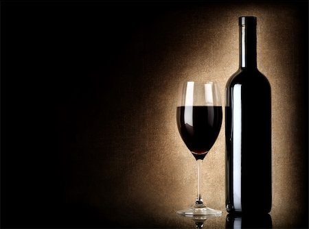 simsearch:400-06766071,k - Wine bottle and wineglass on a background of old canvas Photographie de stock - Aubaine LD & Abonnement, Code: 400-06457882