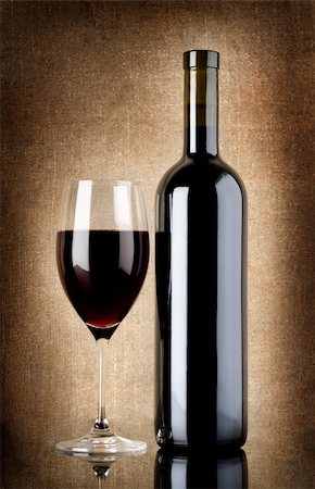 simsearch:400-06766071,k - Wine bottle and wineglass on a background of old canvas Photographie de stock - Aubaine LD & Abonnement, Code: 400-06457883