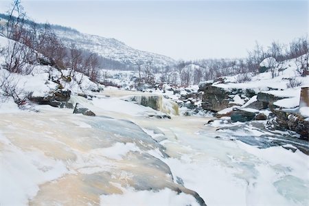 Frozen river in tundra. North of Lapland, Finland Foto de stock - Super Valor sin royalties y Suscripción, Código: 400-06457894