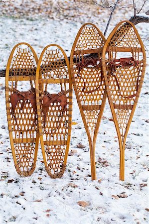 Bear Paw and Huron vintage wooden snowshoes with leather binding Photographie de stock - Aubaine LD & Abonnement, Code: 400-06457939