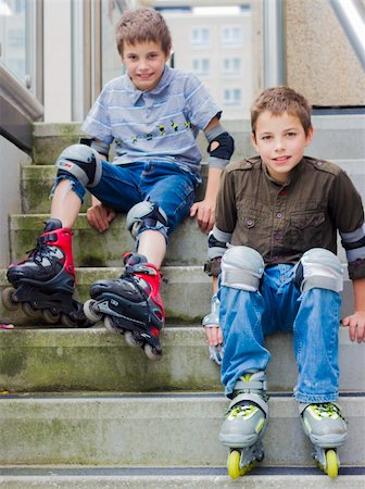 two smiling teenage boys in roller-blading protection kits Stockbilder - Microstock & Abonnement, Bildnummer: 400-06458533