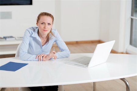 studiofi (artist) - Young woman working at her desk in the office Photographie de stock - Aubaine LD & Abonnement, Code: 400-06458701