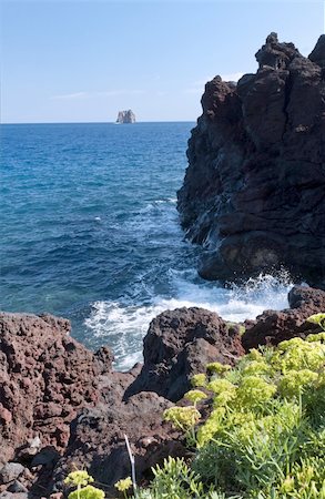 stromboli island - Strombolicchio small island, view from the shore of the island of Stromboli Photographie de stock - Aubaine LD & Abonnement, Code: 400-06458767