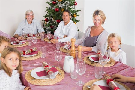simsearch:400-06871557,k - Smiling family at the dinner table at christmas Photographie de stock - Aubaine LD & Abonnement, Code: 400-06459296