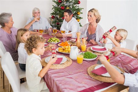 simsearch:400-06871557,k - Family having christmas dinner together at table in kitchen Photographie de stock - Aubaine LD & Abonnement, Code: 400-06459297