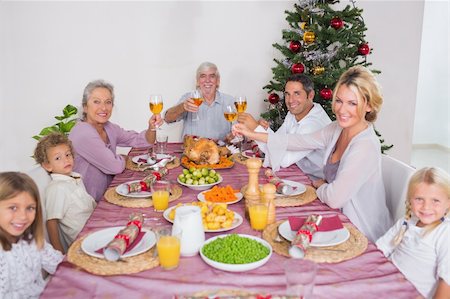 simsearch:400-06871557,k - Family raising their glasses at christmas at dinner Photographie de stock - Aubaine LD & Abonnement, Code: 400-06459304