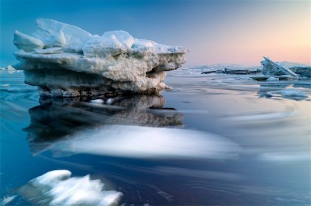 rond-point - The picture was taken at slow shutter speed Photographie de stock - Aubaine LD & Abonnement, Code: 400-06452339