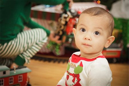 simsearch:400-06464550,k - Cute Infant Baby Enjoying Christmas Morning Near The Tree. Foto de stock - Super Valor sin royalties y Suscripción, Código: 400-06464550