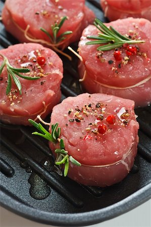 simsearch:400-06464712,k - Fresh meat with spices and rosemary on a grill pan. Photographie de stock - Aubaine LD & Abonnement, Code: 400-06464712