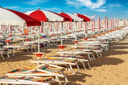 simsearch:6119-09238888,k - red and white umbrellas and sunloungers on the sandy beach in Italy Stockbilder - Microstock & Abonnement, Bildnummer: 400-06460005