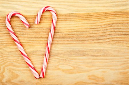 simsearch:400-04259407,k - Heart made from candy canes on wood texture Stock Photo - Budget Royalty-Free & Subscription, Code: 400-06460126