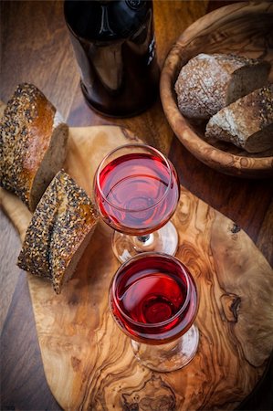 simsearch:400-08074810,k - Two glasses of red wine with bread Photographie de stock - Aubaine LD & Abonnement, Code: 400-06461717