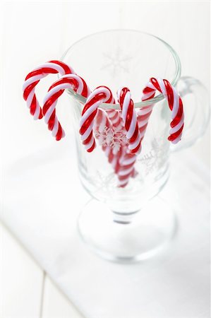 simsearch:400-05008640,k - Candy cane in the glass for Christmas Photographie de stock - Aubaine LD & Abonnement, Code: 400-06461720