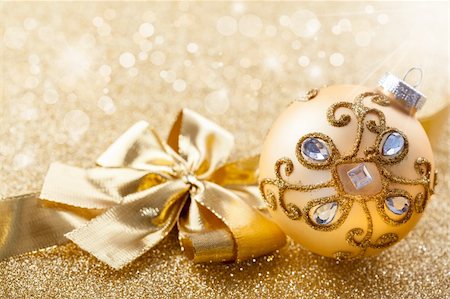 simsearch:400-06457293,k - Christmas ornament with ribbon in golden tone with glittering background Foto de stock - Super Valor sin royalties y Suscripción, Código: 400-06462084