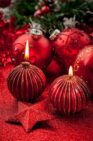 simsearch:400-06457293,k - Glittering Christmas candles and balls in red Foto de stock - Super Valor sin royalties y Suscripción, Código: 400-06462085