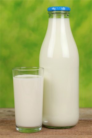 Fresh milk in a bottle and in a glass Photographie de stock - Aubaine LD & Abonnement, Code: 400-06462318