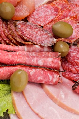 smoked ham - Background of Delicatessen Meat with Salami, Baloney, Pepperoni and Green Olives closeup Foto de stock - Super Valor sin royalties y Suscripción, Código: 400-06462329