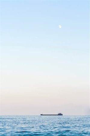 Alone tanker transpoting cargo under the moon in the evening Foto de stock - Super Valor sin royalties y Suscripción, Código: 400-06462982