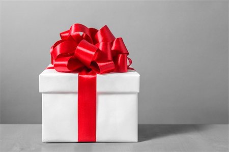 simsearch:400-08499180,k - White gift box with red ribbon bow, Fotografie stock - Microstock e Abbonamento, Codice: 400-06463392