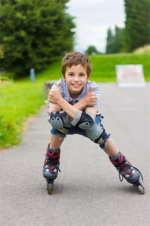 Portrait of smiling rollerskater in protection kit Stockbilder - Microstock & Abonnement, Bildnummer: 400-06463764