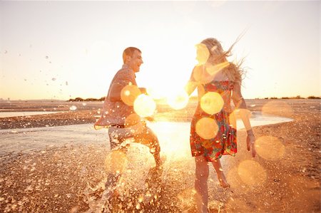 simsearch:400-06751687,k - happy couple running on the beach Stock Photo - Budget Royalty-Free & Subscription, Code: 400-06477551