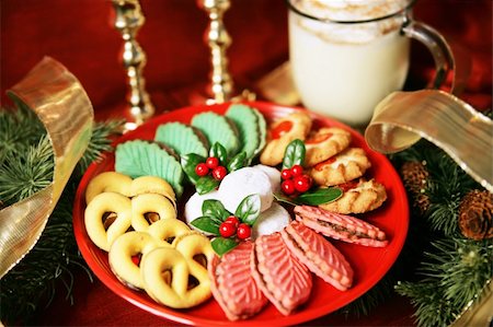 Platter of colorful christmas cookies with eggnog and christmas decorations.  Shallow depth of field with focus on center of cookies. Photographie de stock - Aubaine LD & Abonnement, Code: 400-06478853