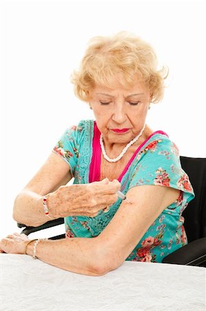 Senior woman giving herself an injection for diabetes, arthritis, etc.  White background. Fotografie stock - Microstock e Abbonamento, Codice: 400-06478869
