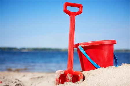 simsearch:400-04788922,k - red bucket and shovel on the sand, selective focus on foreground Foto de stock - Super Valor sin royalties y Suscripción, Código: 400-06472237