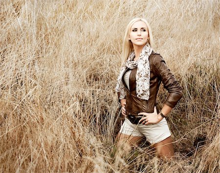 Sexy Blonde Woman Standing at the Field Stockbilder - Microstock & Abonnement, Bildnummer: 400-06473011