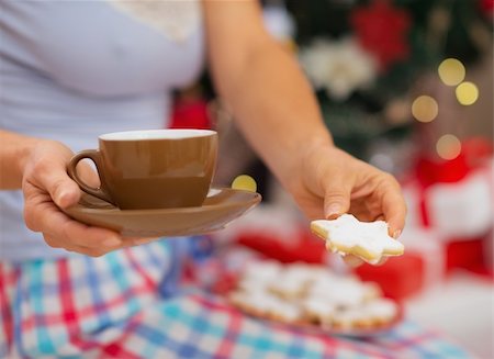 Closeup on woman in pajamas holding hot beverage and cookies in front of Christmas tree Stock Photo - Budget Royalty-Free & Subscription, Code: 400-06484510