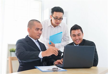 Southeast Asian business team discuss in office Foto de stock - Super Valor sin royalties y Suscripción, Código: 400-06484572