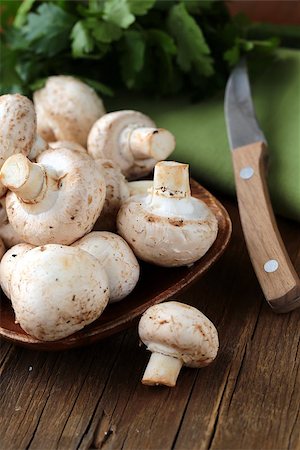 simsearch:400-07430898,k - Fresh champignon mushrooms on a wooden table Stockbilder - Microstock & Abonnement, Bildnummer: 400-06485482