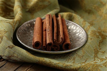 simsearch:400-07321770,k - Cinnamon sticks and powder cinnamon Foto de stock - Super Valor sin royalties y Suscripción, Código: 400-06485753