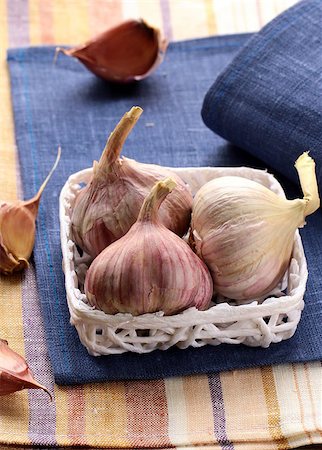 simsearch:400-05190028,k - organic garlic in a basket on the table Foto de stock - Super Valor sin royalties y Suscripción, Código: 400-06485761