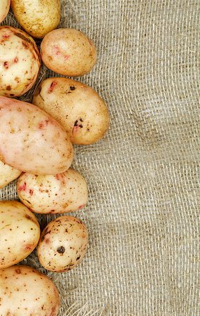 simsearch:400-06485810,k - Frame of Raw Potato closeup on Sacking background Fotografie stock - Microstock e Abbonamento, Codice: 400-06485810