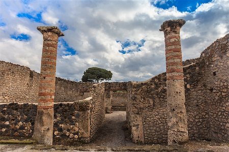 simsearch:400-07480606,k - Columns and ruins of Pompeii , which was destroyed and buried during the eruption of Mount Vesuvius in 79 AD Photographie de stock - Aubaine LD & Abonnement, Code: 400-06480198