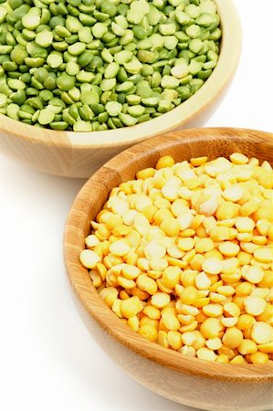 simsearch:400-06485810,k - Two Wooden Bowls with Yellow and Green Split Peas in closeup on white background Fotografie stock - Microstock e Abbonamento, Codice: 400-06480585