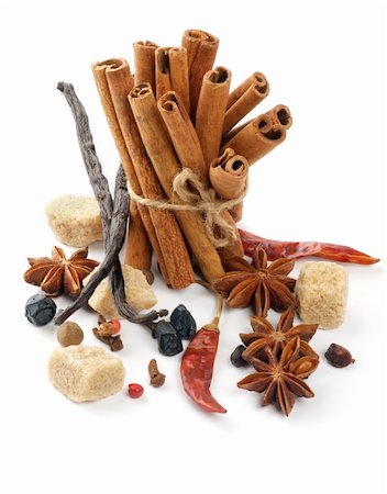 simsearch:400-06365740,k - Arrangement of Cinnamon Sticks and Spices with Vanilla Pods, Anise Stars, Chili Pepper, Cloves, Barberries and Brown Sugar isolated on white background Stockbilder - Microstock & Abonnement, Bildnummer: 400-06480581