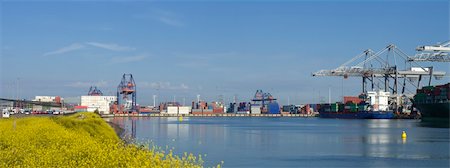 panorama of Rotterdam harbor with a container ship being unloaded Photographie de stock - Aubaine LD & Abonnement, Code: 400-06481178