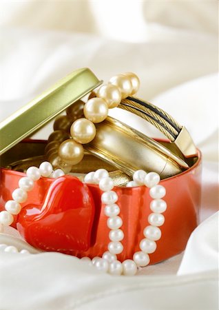 red jewellery boxes - gift box with gold and pearl jewelry Stock Photo - Budget Royalty-Free & Subscription, Code: 400-06481291