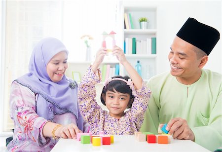 father daughter blocks - Southeast Asian child achievement. Muslim family playing games. Foto de stock - Super Valor sin royalties y Suscripción, Código: 400-06483273