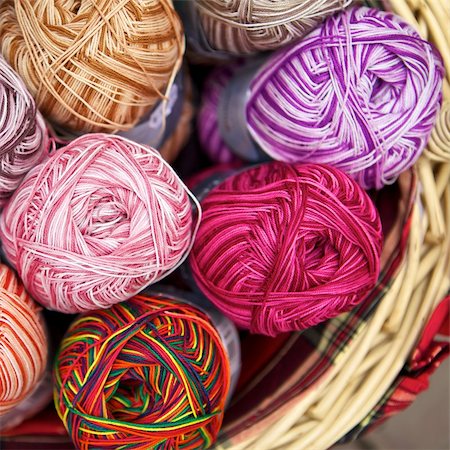 balls of knitted wool in basket, closeup Foto de stock - Super Valor sin royalties y Suscripción, Código: 400-06519286