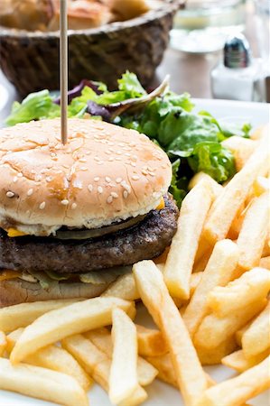 simsearch:400-04331205,k - Cheese burger - American cheese burger with fresh salad Foto de stock - Royalty-Free Super Valor e Assinatura, Número: 400-06513414