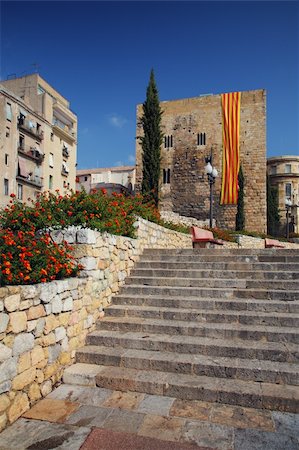 traditional old Spanish street, Tarragona, Catalonia, Spain Foto de stock - Super Valor sin royalties y Suscripción, Código: 400-06513599