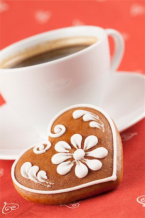 Gingerbread heart and a cup of coffee. Shallow dof Foto de stock - Royalty-Free Super Valor e Assinatura, Número: 400-06524202
