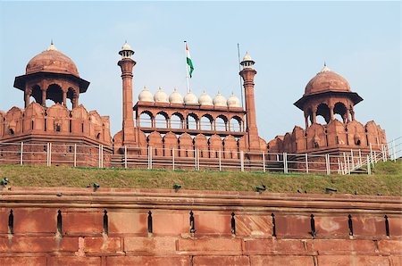 simsearch:400-04228776,k - Red Fort is a 17th century fort complex constructed by the Mughal emperor Shah Jahan in the walled city of Delhi that served as the residence of the Imperial Family of India. Stockbilder - Microstock & Abonnement, Bildnummer: 400-06525077