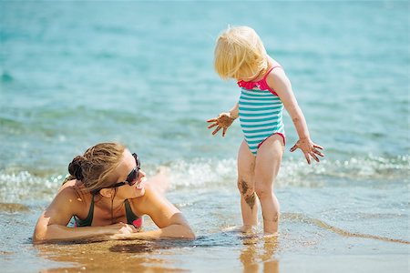 simsearch:400-06174351,k - Mother and smeared with mud baby on sea beach Foto de stock - Super Valor sin royalties y Suscripción, Código: 400-06525224