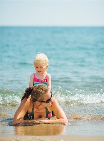 simsearch:400-06174351,k - Baby playing with mother on seashore Foto de stock - Super Valor sin royalties y Suscripción, Código: 400-06525225