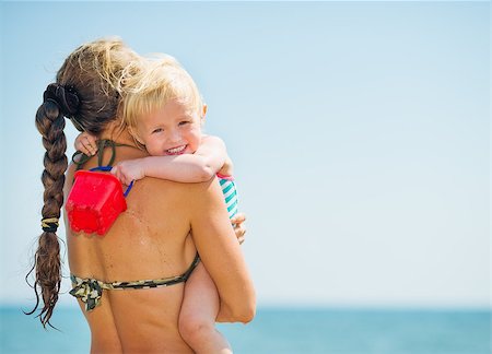 simsearch:400-06174351,k - Baby hugging mother on sea beach Foto de stock - Super Valor sin royalties y Suscripción, Código: 400-06525226